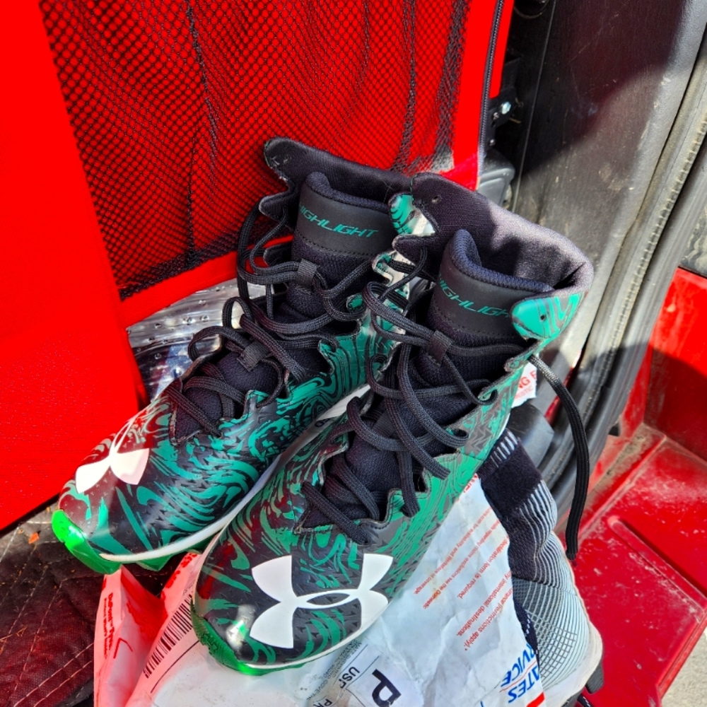 Youth size 5 under armour cleats